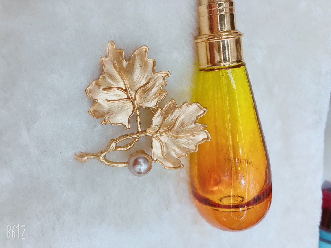 Fashionable and elegant matte gold maple leaf brooch, coat pin, high-end Korean crystal accessory - Yingying -0256