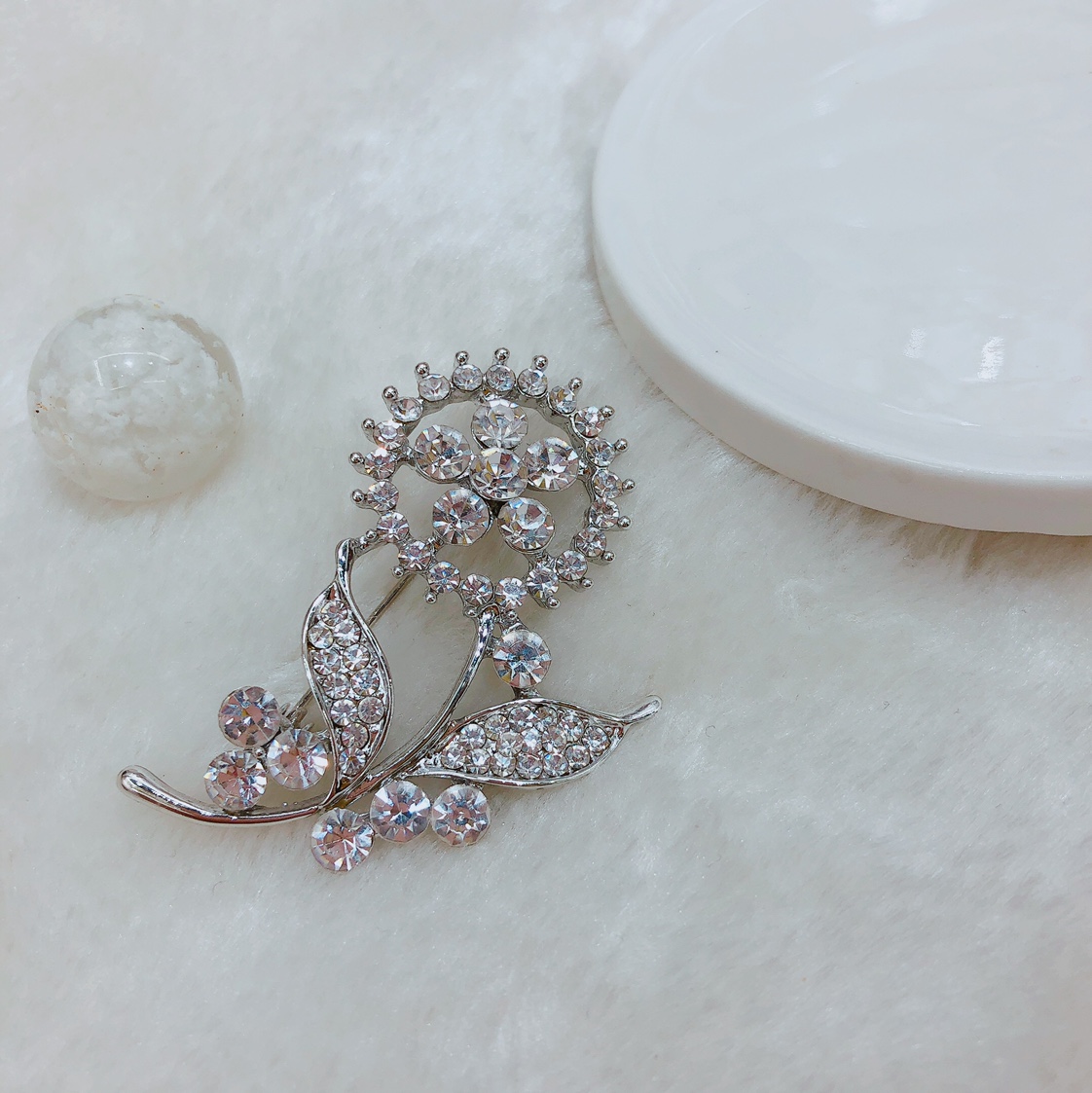 Small chest anti-leakage brooch, women's pearl versatile dress pin, accessory, fixed brooch, cardigan, sweater button pin