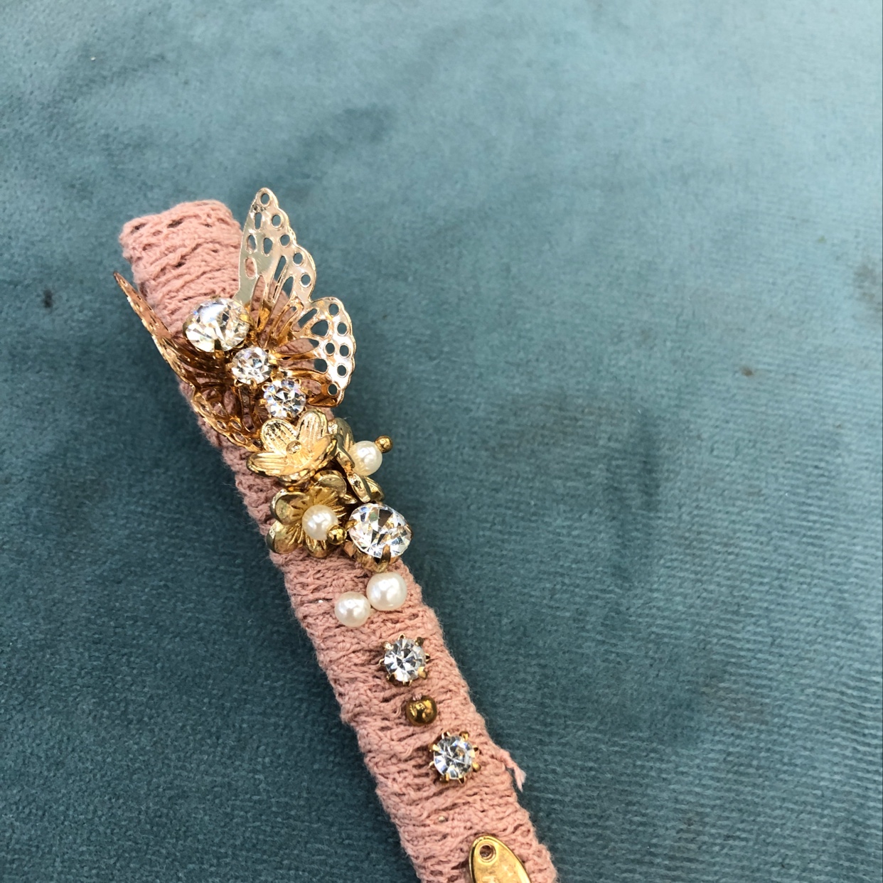 A beautiful and retro butterfly-shaped one-shoulder clip details Picture