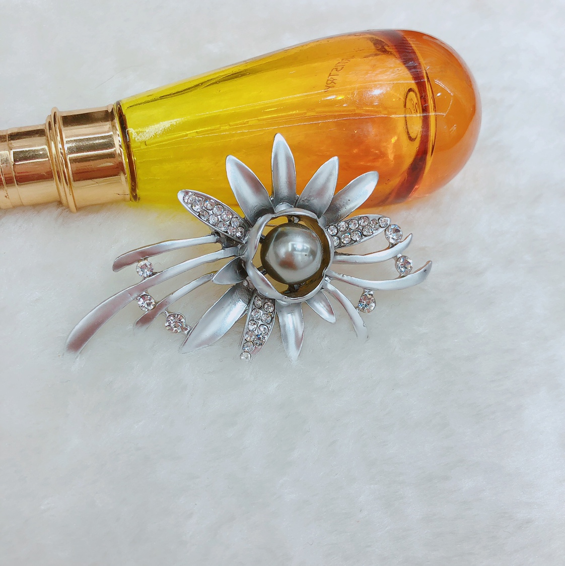 Manufacturer direct brooch brooch female accessories rhinestone brooch pin buckle dumb gray beaded brooch Korean edition accessories shawl silk scarves buckle thumbnail