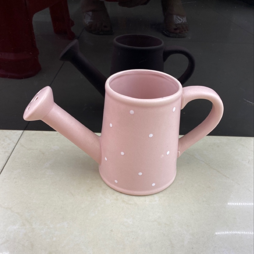 Water bottles with white dot flower arrangements are available for wholesale by the box Specification image