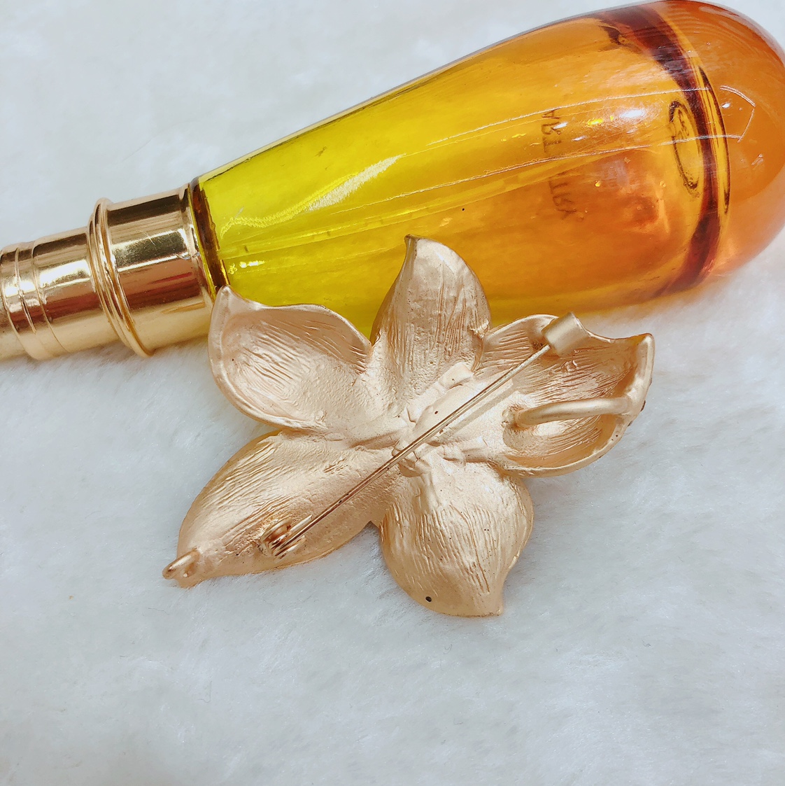 Hot, fashionable and elegant matte gold brooch, corsage, women's suit jacket, sweater, coat pin, high-end Korean crystal accessory - Yingying -0316 details Picture