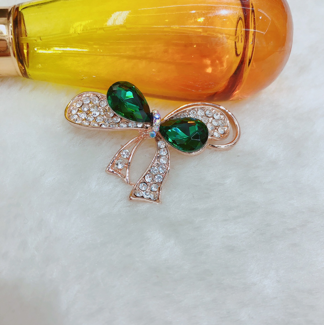 Good quality shows temperament brooch Ins wave bowknot brooch female anti - go - off pin fixed clothes autumn and winter accessories thumbnail