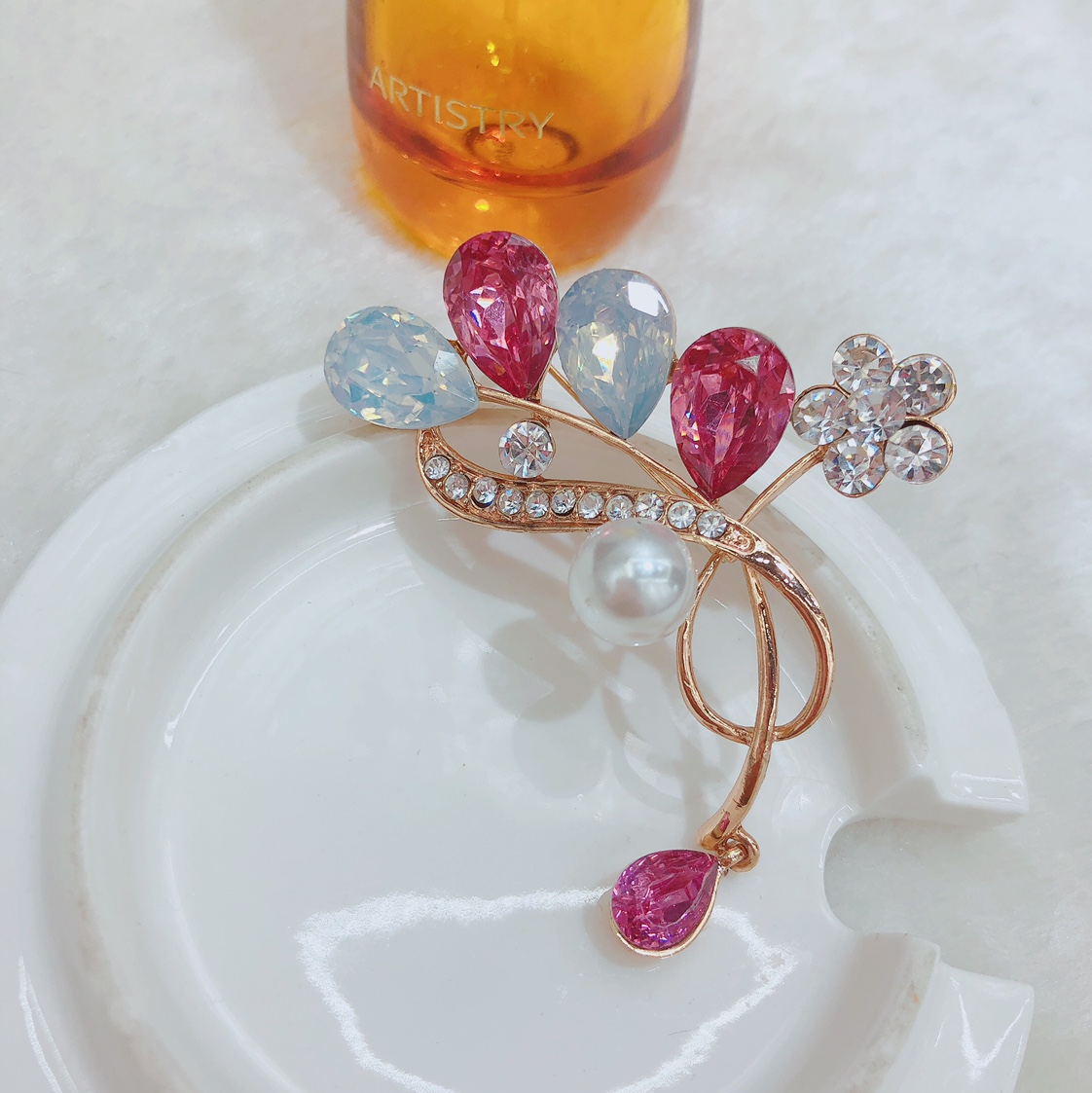 Factory direct sales of water diamond brooches, women's corsages, anti-glare pins, sweaters, coats, clothing accessories, cardigans, grand and elegant - Yingying -0312