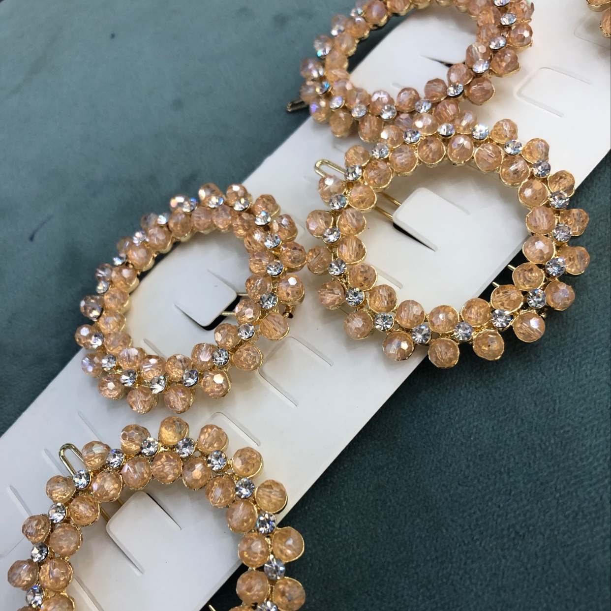 Sunflower-shaped clip details Picture