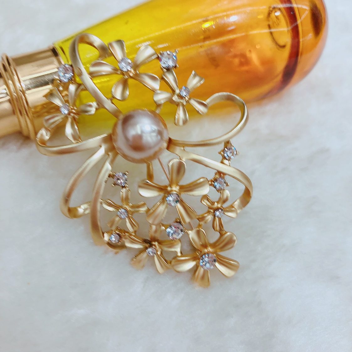 Fashionable and elegant matte gold brooch, pin, suit jacket, sweater, coat pin, high-end Korean crystal accessory - Yingying -0318