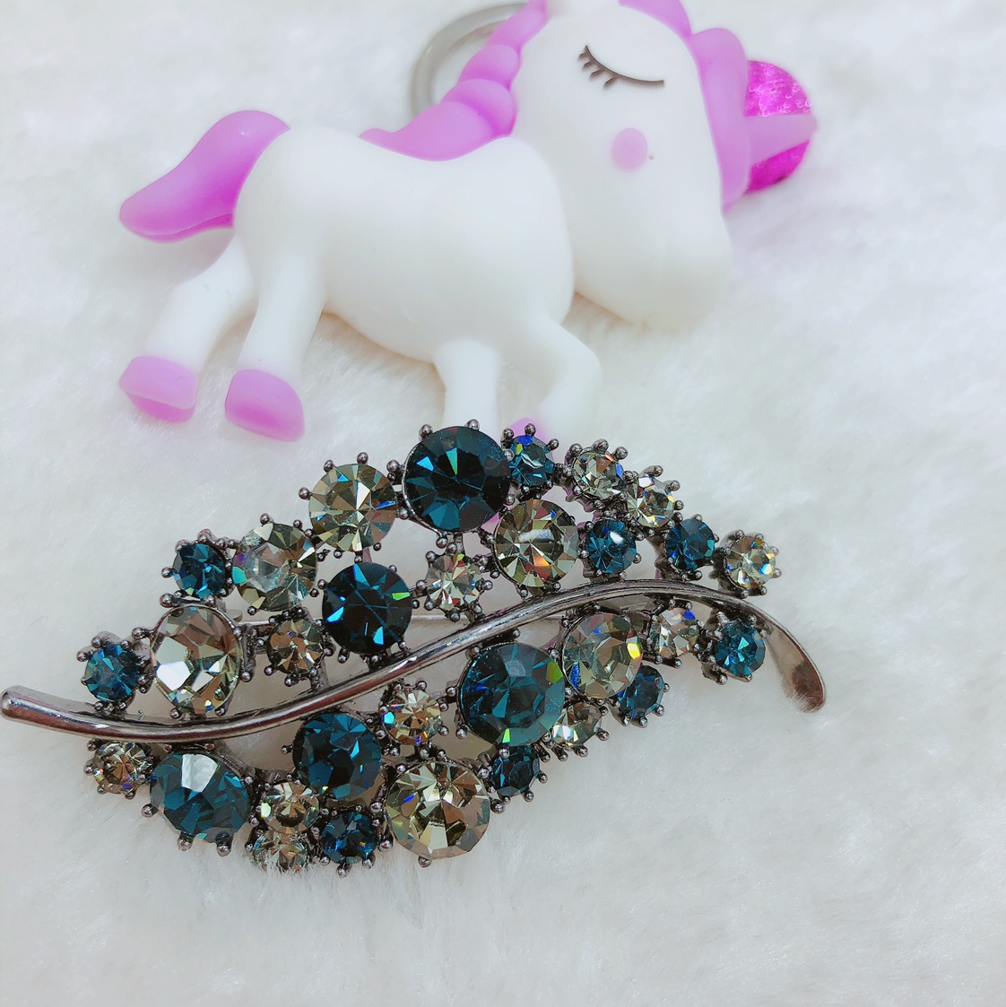 Factory direct sales of high-end feminine brooches, elegant Korean autumn and winter style, ins trendy and individualistic suits, sweaters, accessories, brooches and pins, simple and elegant