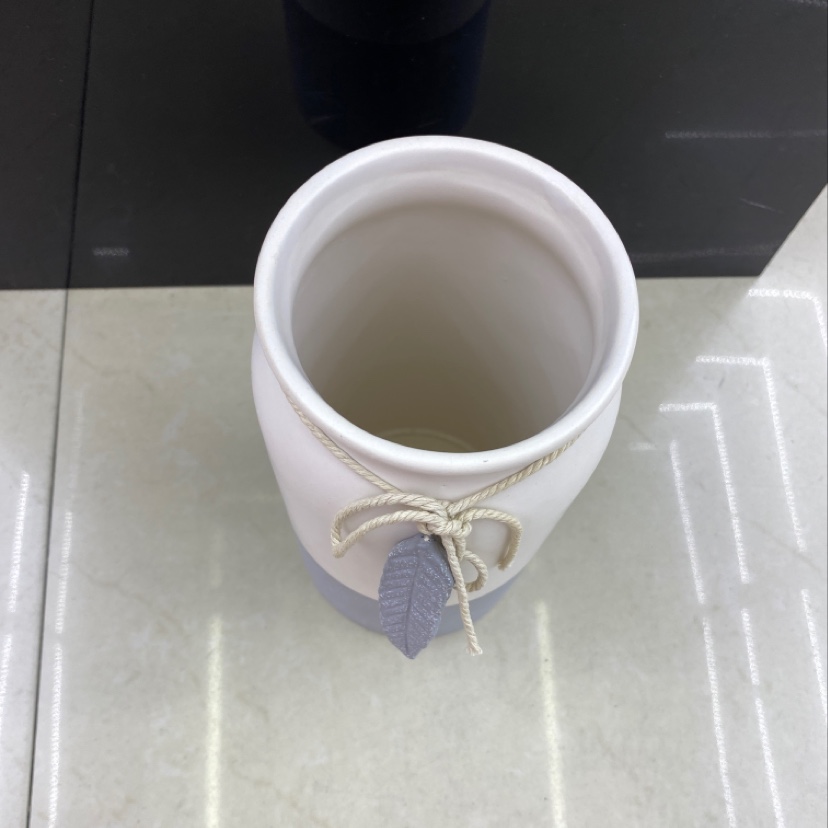 Fresh and delicate leaf accessories and flower arrangements are sold in bulk by the box details Picture