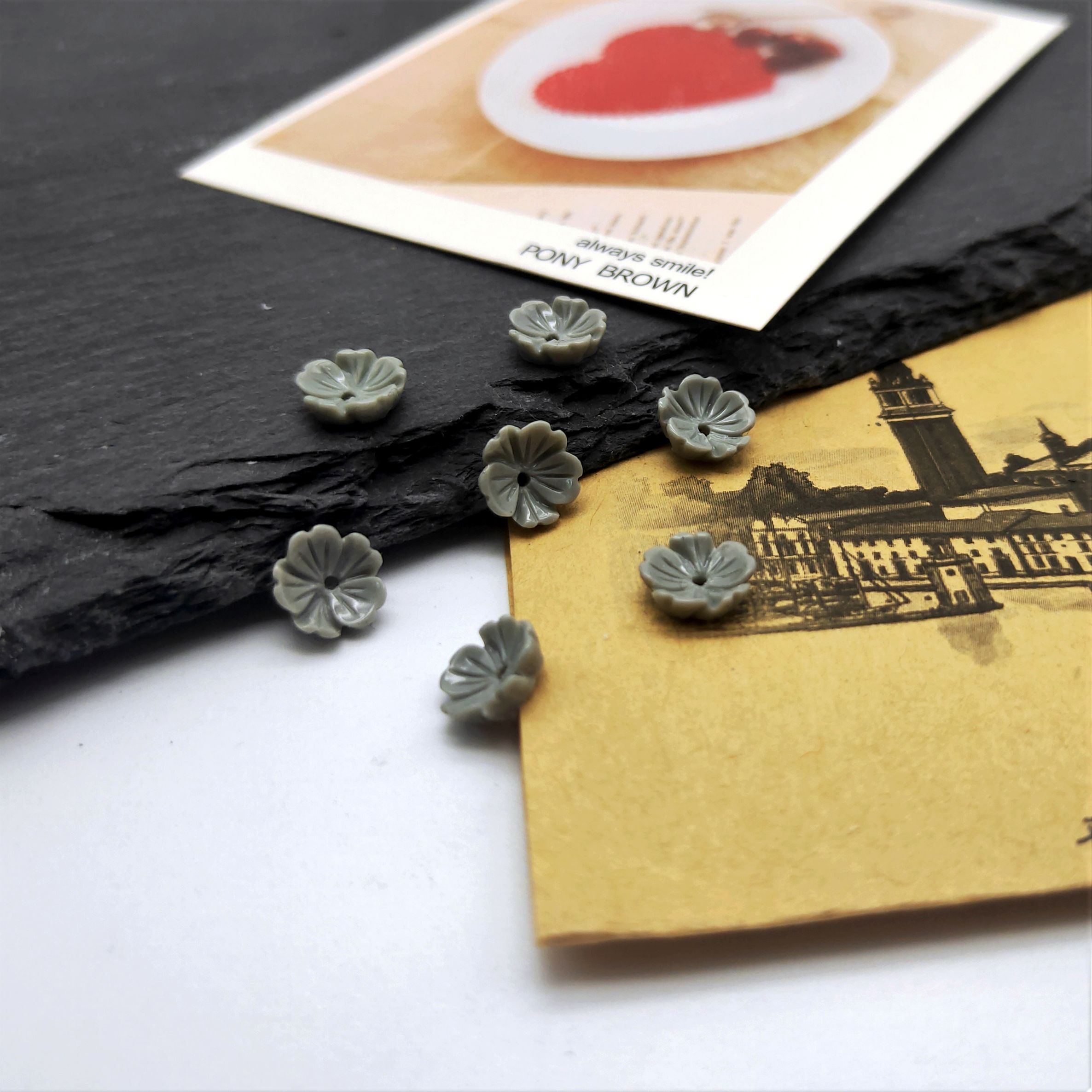 Best-selling resin imitation shell 8mm five-petal bowl flower diy material, ancient costume and style jewelry accessory material, hairpin, step shake Specification image