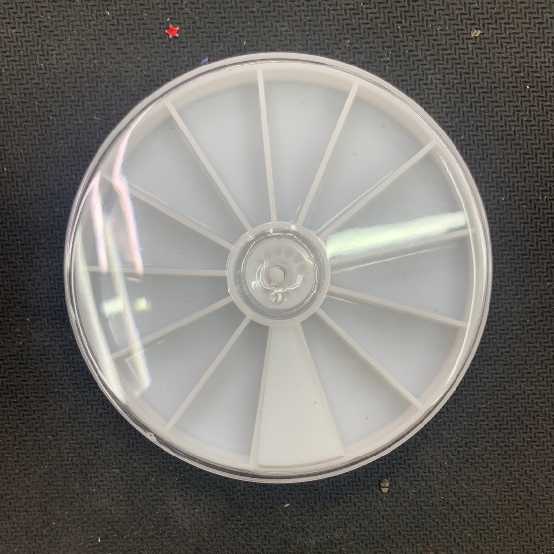 The 12-panel manicure disc will contain the plastic box thumbnail