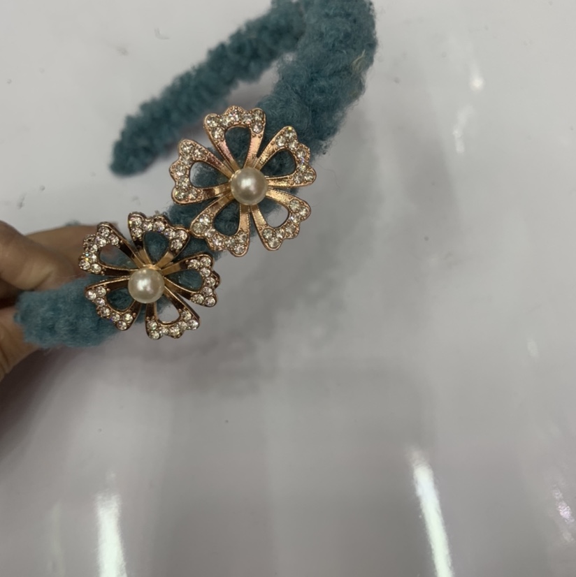 Two flower-wrapped hair clips are fashionable, versatile and simple for ladies' headwear, including a gold star accessory