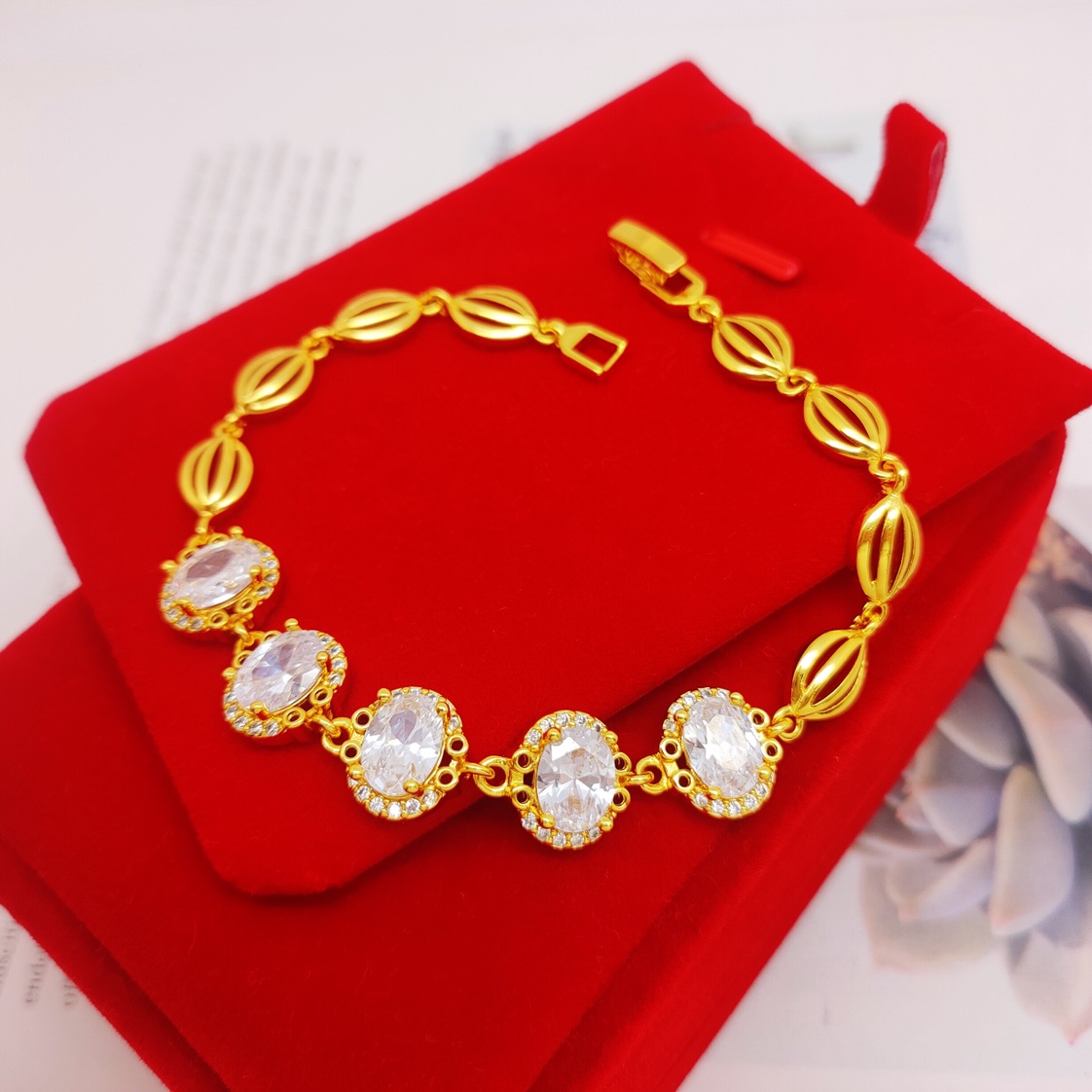 Zircon inlaid bracelet