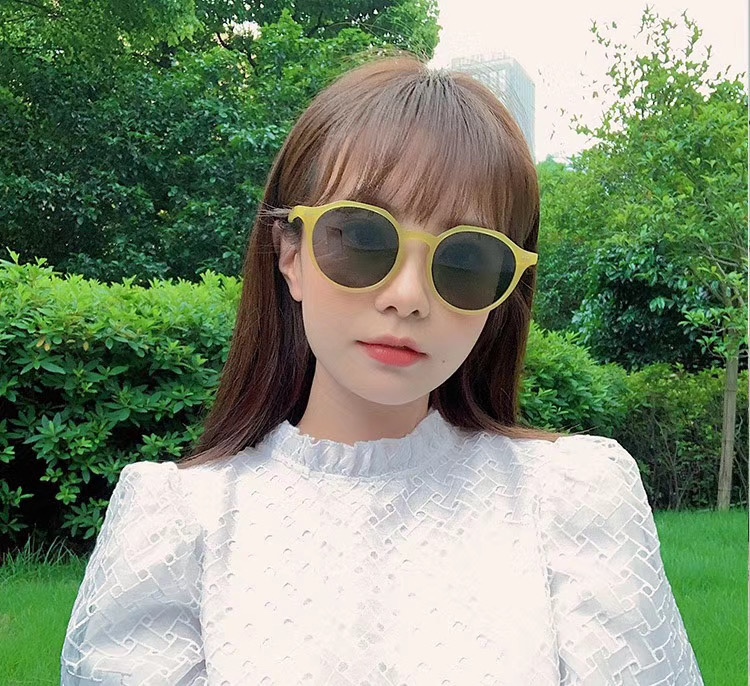 Pair with dark glasses in a fresh and natural color