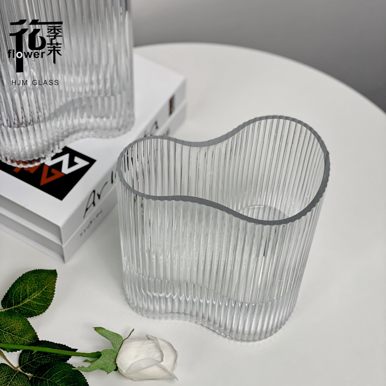 Nordic light luxury vertical striped glass vase, transparent flower arrangement, living room desktop, model room decoration details Picture