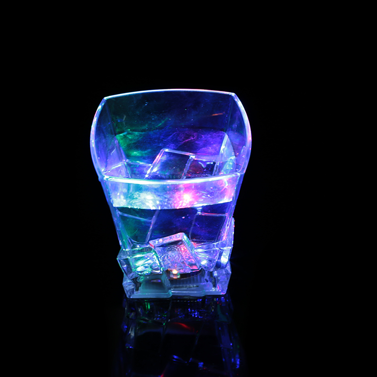 炫彩感应闪光杯婚庆用品爆款产品，各式各样闪光电子产品和玩具感应钻石四方杯