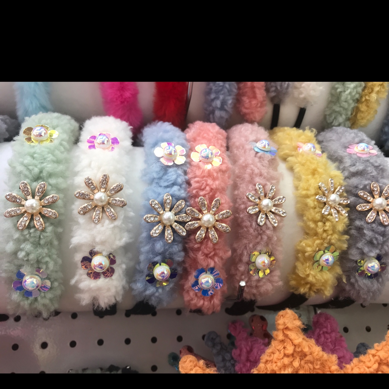A new Korean-style bestseller with plush hairbands, a trendy and fashionable style