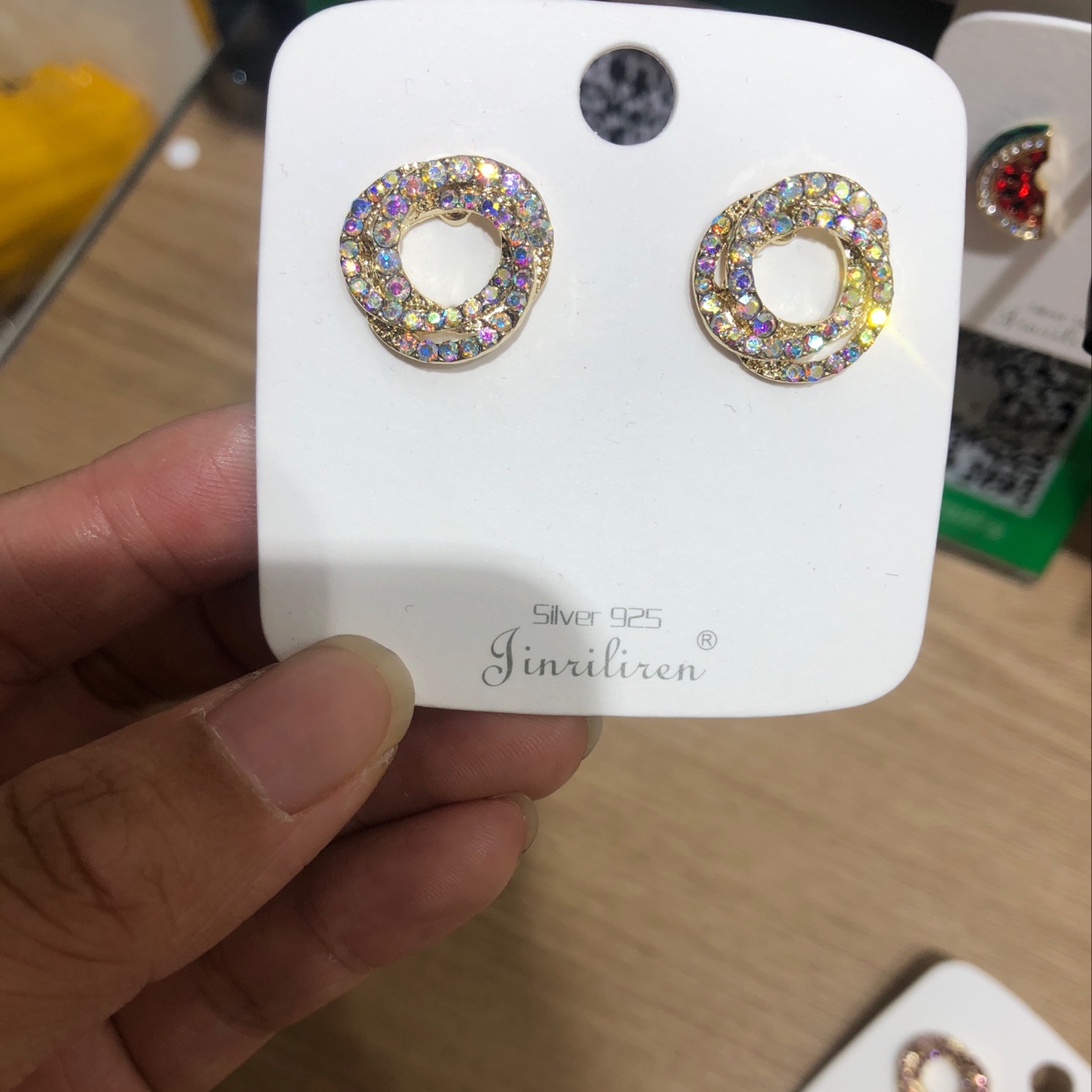 Today's stylish Korean-style trendy stud earrings, full of diamonds and hollowed-out stud earrings details Picture