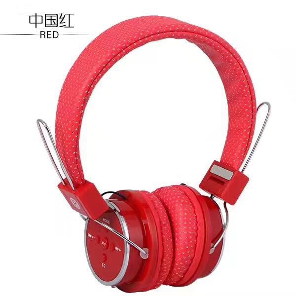 B05 over-ear Bluetooth headphones, with TF headphones inserted, featuring radio, a best-selling Bluetooth sports headphones, and earplugs Application Scenario