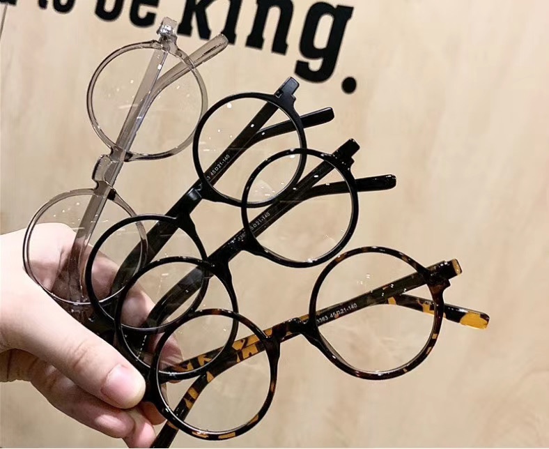 The new round-framed flat glasses can be directly sold by the myopia manufacturer