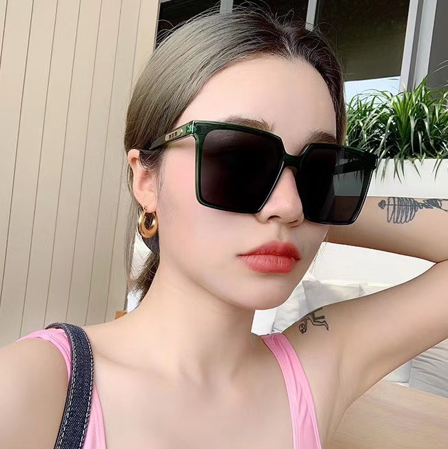 Large-framed sunglasses, the ultimate slimming face accessory Specification image