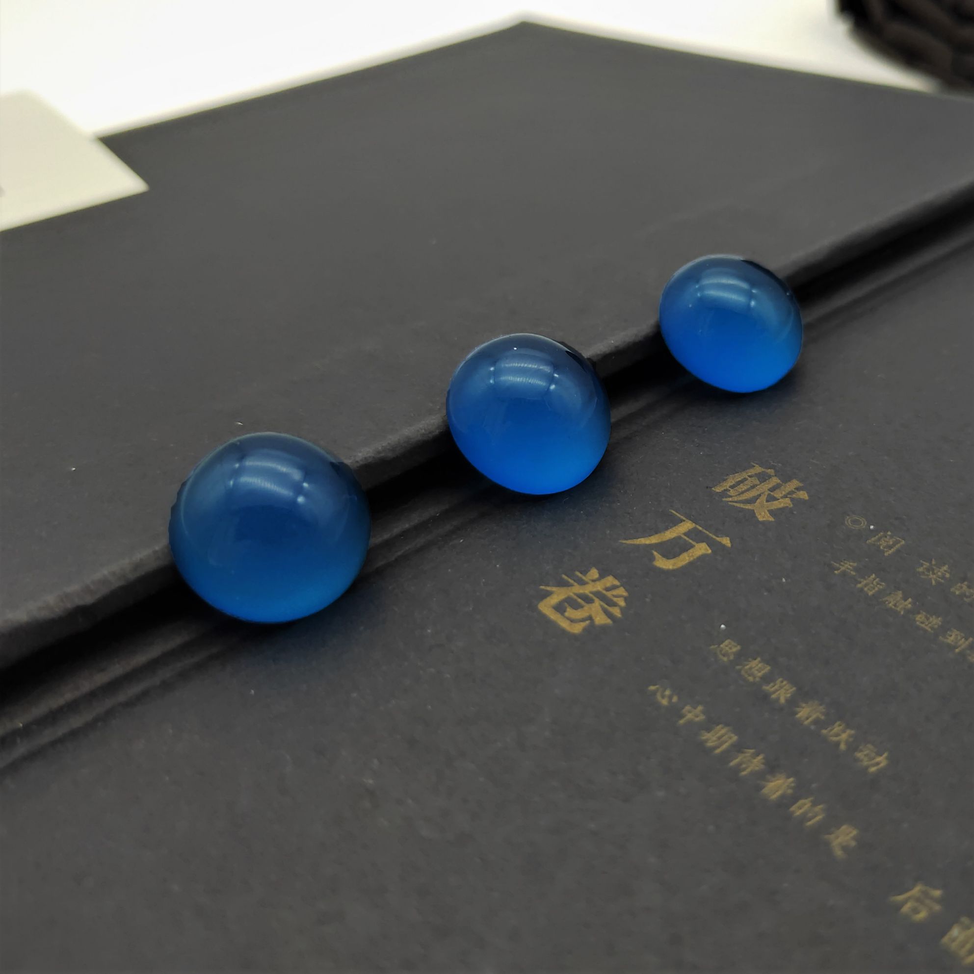 Micro-heating, selling imitation cat's eye resin light-sensitive ring face, flat bottom, smooth surface, round, 16mm, handmade DIY handicraft matching Item Picture