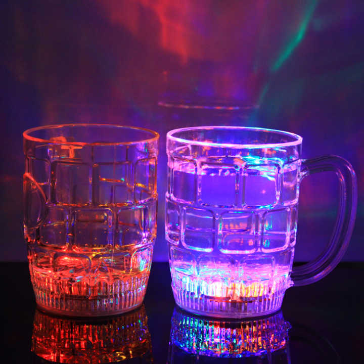感应发光杯/闪光酒吧用品白底实物图
