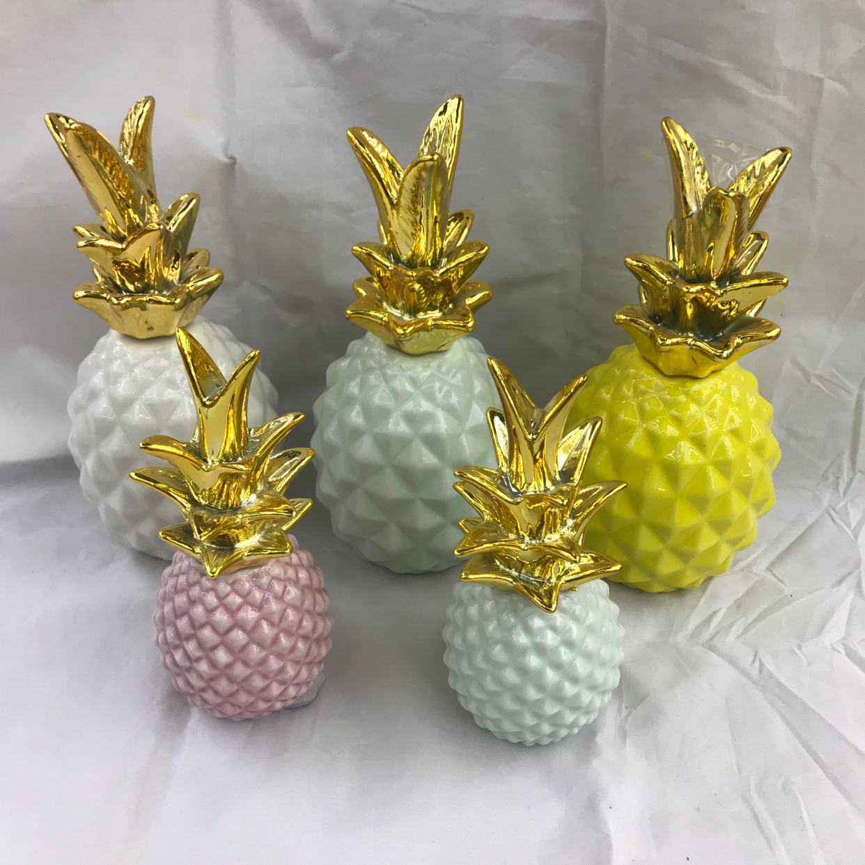 Ceramic electroplated pineapple ornaments, colored glaze pineapple entrance ornaments, wine cabinet ornaments
