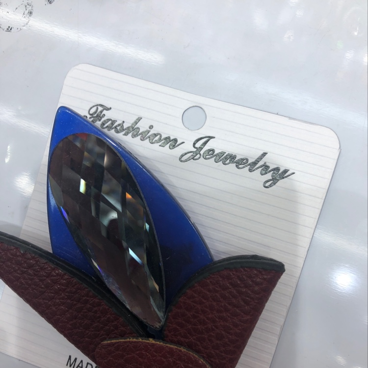 皮树叶胸针产品图