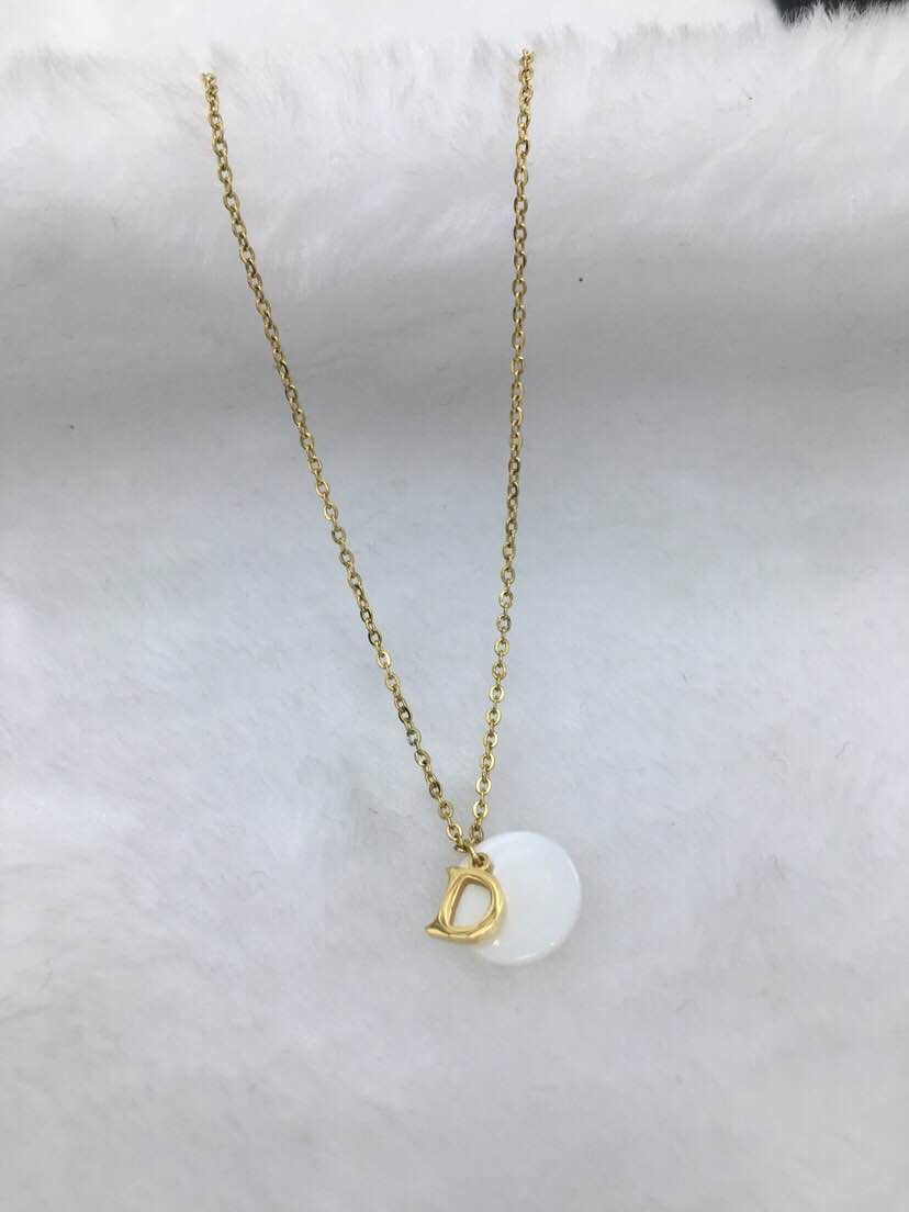 A woman with a letter and shell titanium steel necklace Specification image