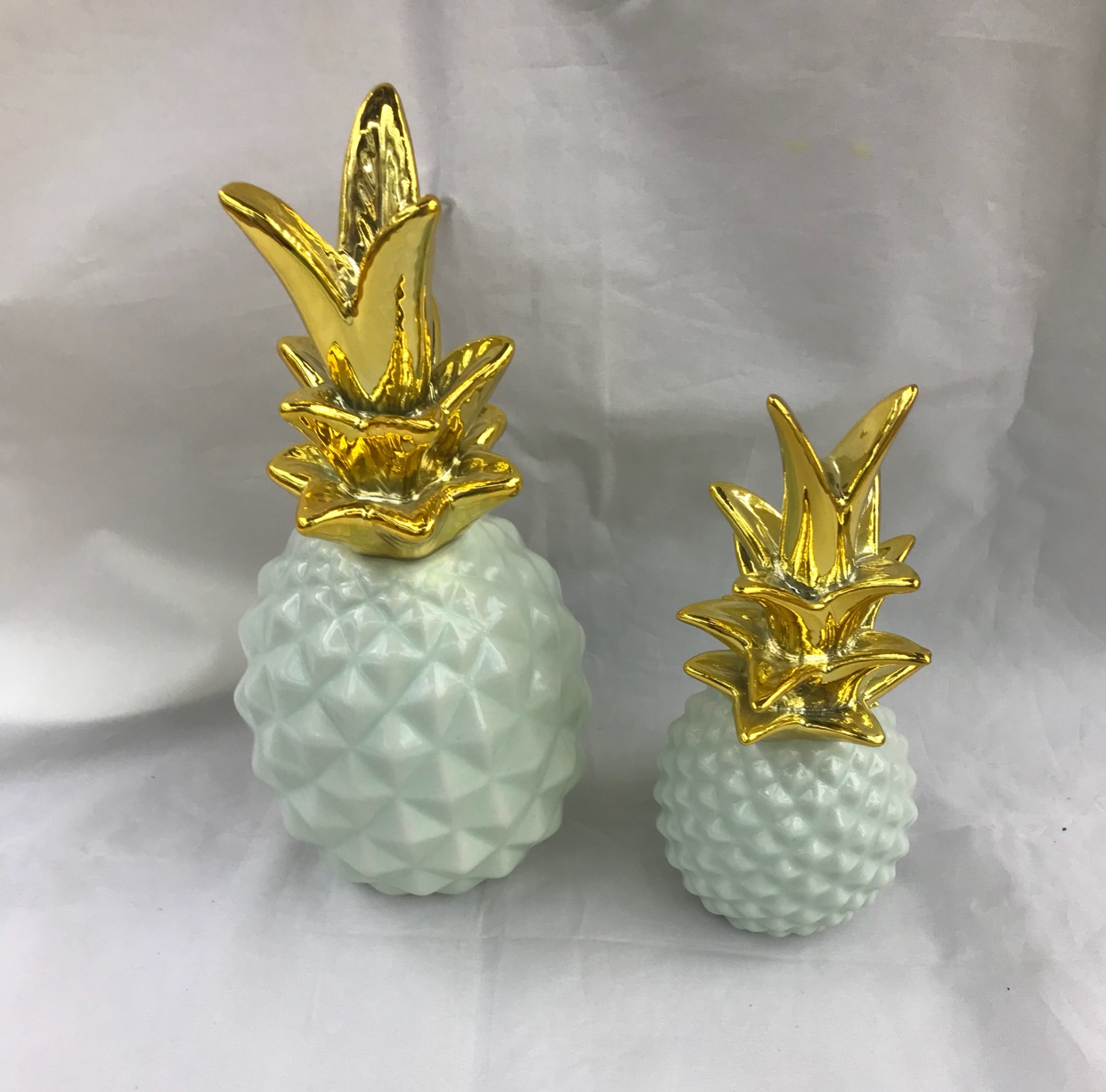Ceramic electroplated pineapple ornaments, colored glaze pineapple entrance ornaments, wine cabinet ornaments Application Scenario