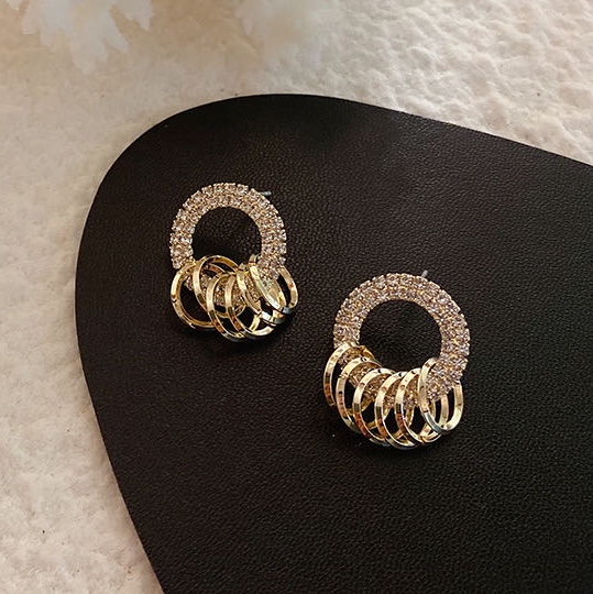 Sweet and slightly inlaid zircon earrings from Japan and South Korea are a fashionable new style
