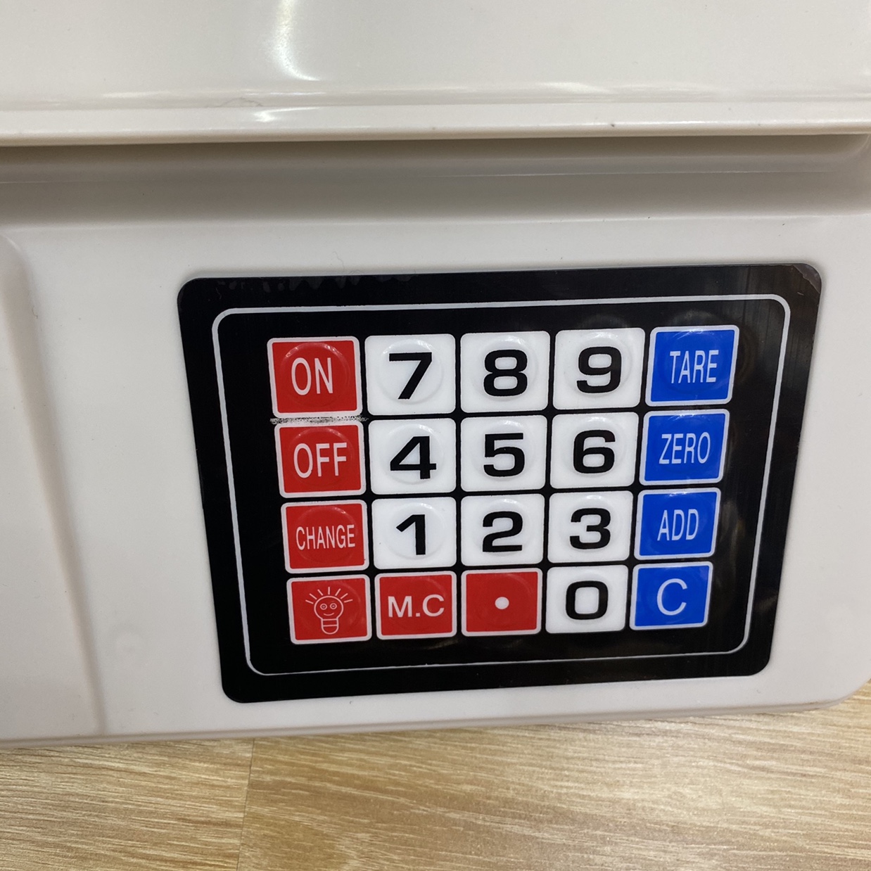 电子计价秤，一箱装5台单个彩盒包装。用途：称水果蔬菜 称各种产品白底实物图