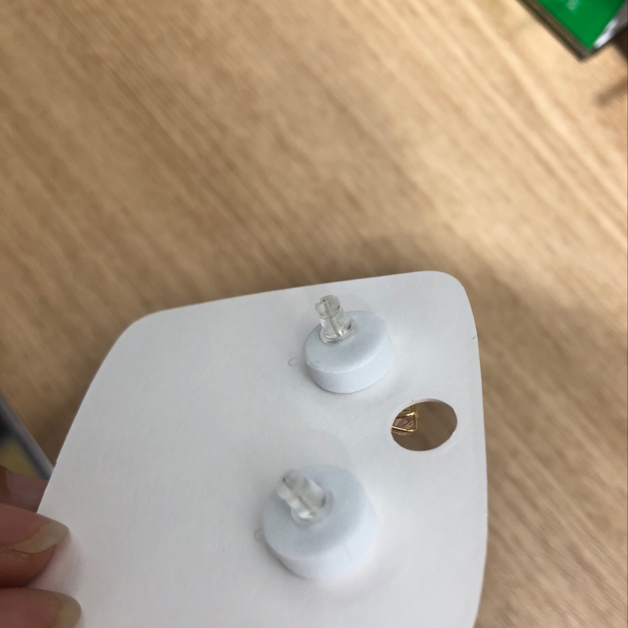Today, Liren Accessories wholesale offers fashionable and trendy stud earrings, crystal handcrafted accessories Specification image