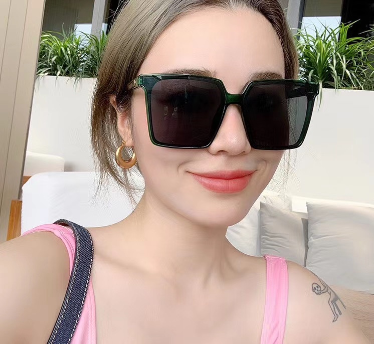 Large-framed sunglasses, the ultimate slimming face accessory