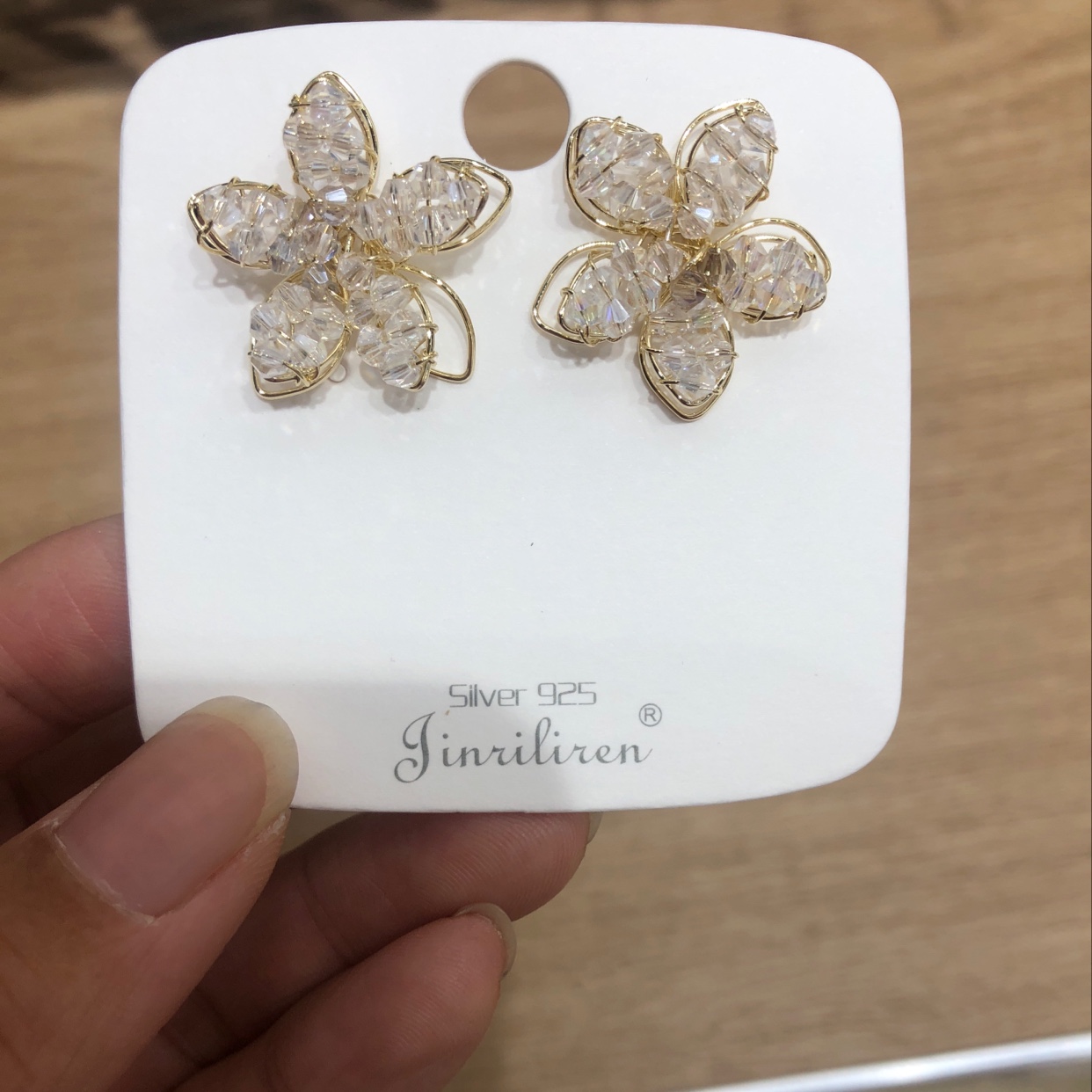Today, Liren Accessories wholesale offers fashionable and trendy stud earrings, crystal handcrafted accessories