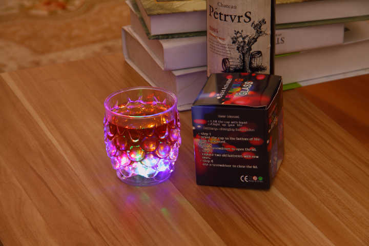 感应发光杯/闪光酒吧用品白底实物图