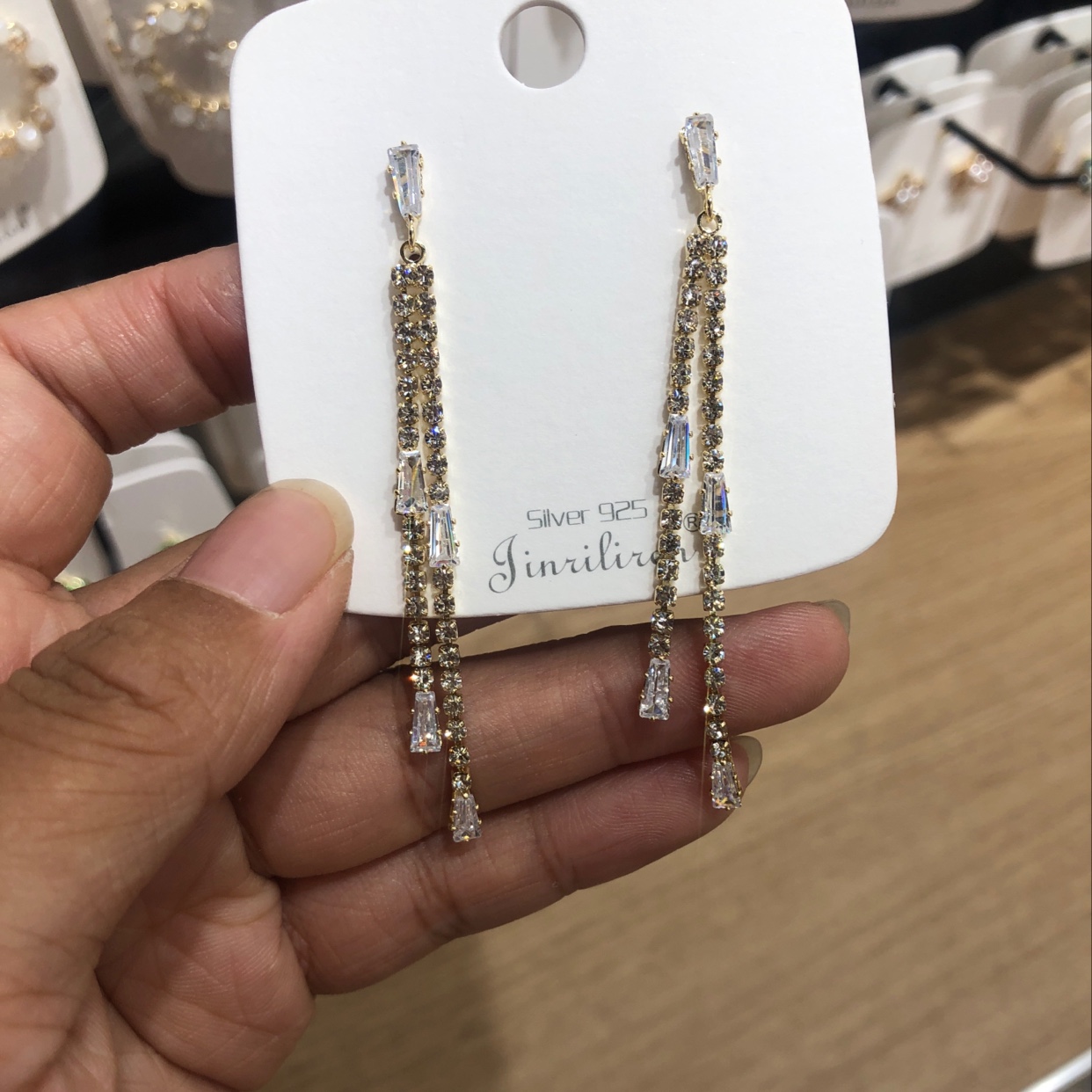 Today beauty fashion trend new Korean version earrings long claw chain series Specification drawing