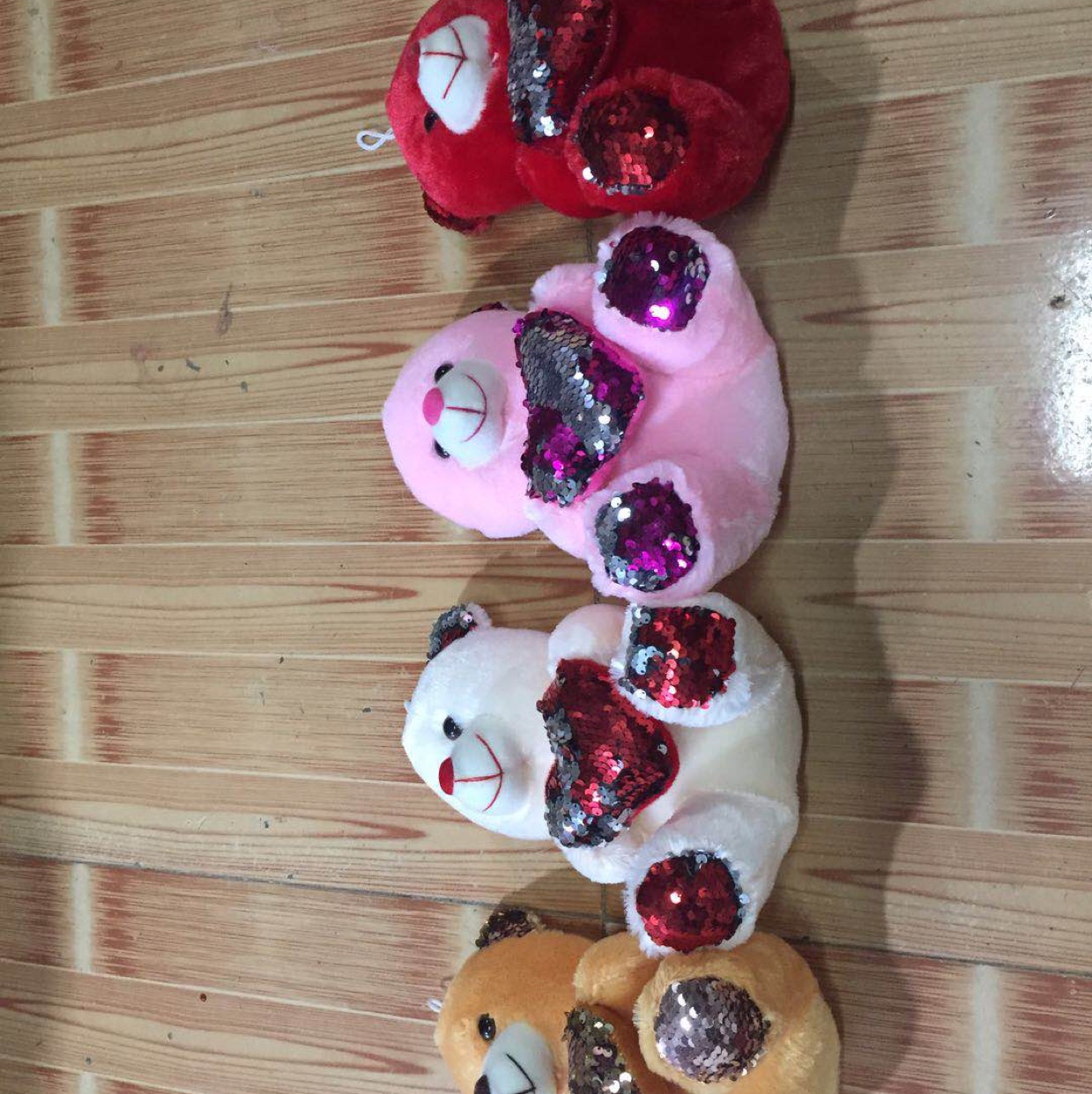 Sequined bears, with a minimum order of 300 pieces per piece