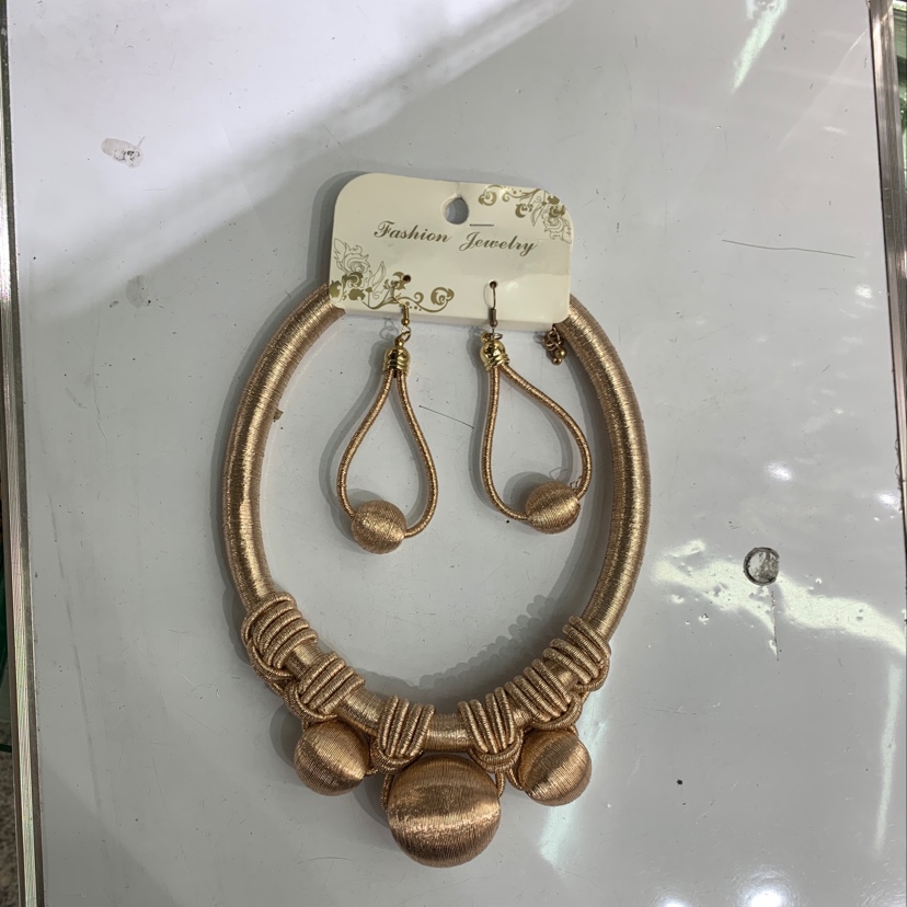 Fashionable Korean-style necklaces from top European and American brands