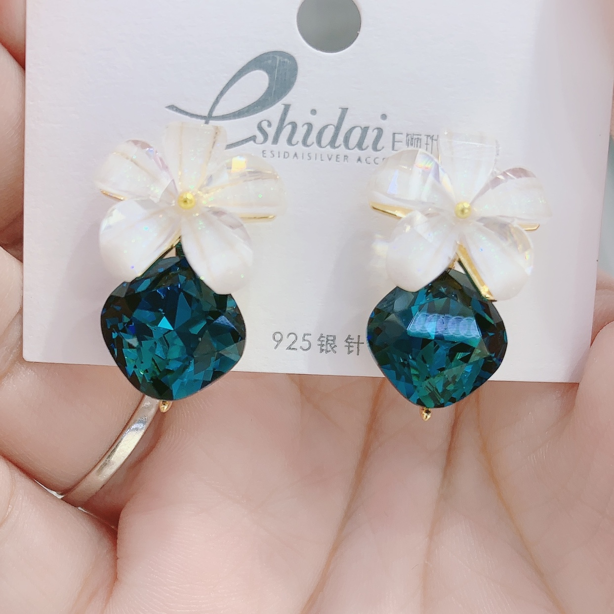 Stylish Crystal Flower Earrings details Picture