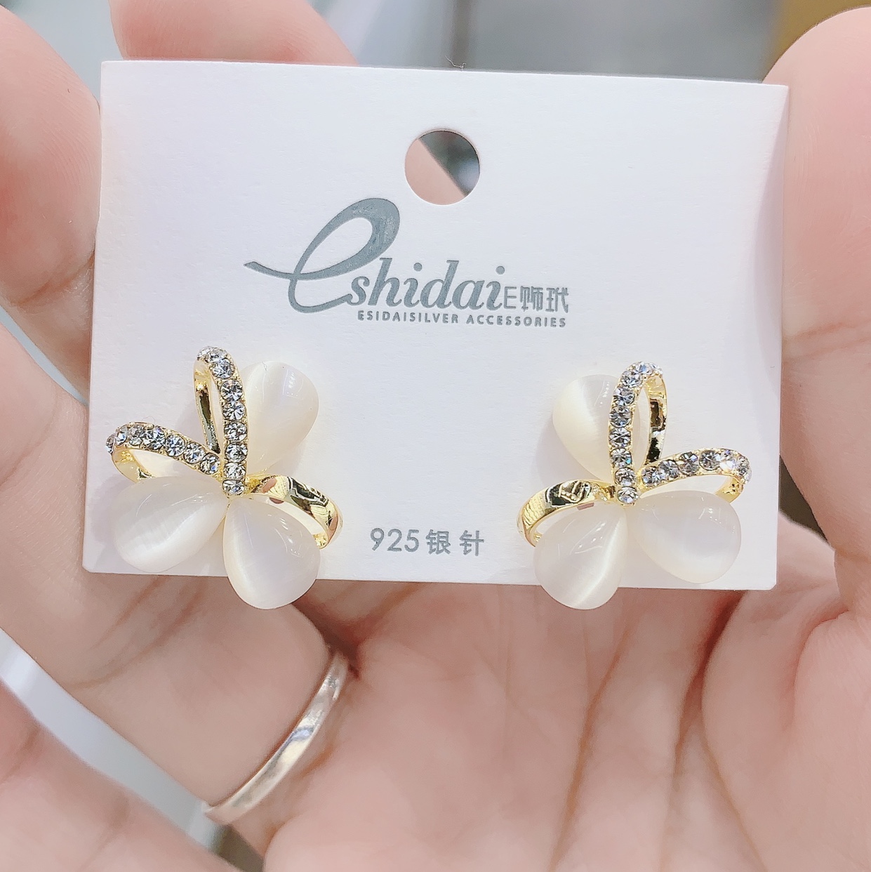 Cat-Eye Iris Fashion Earrings full figure