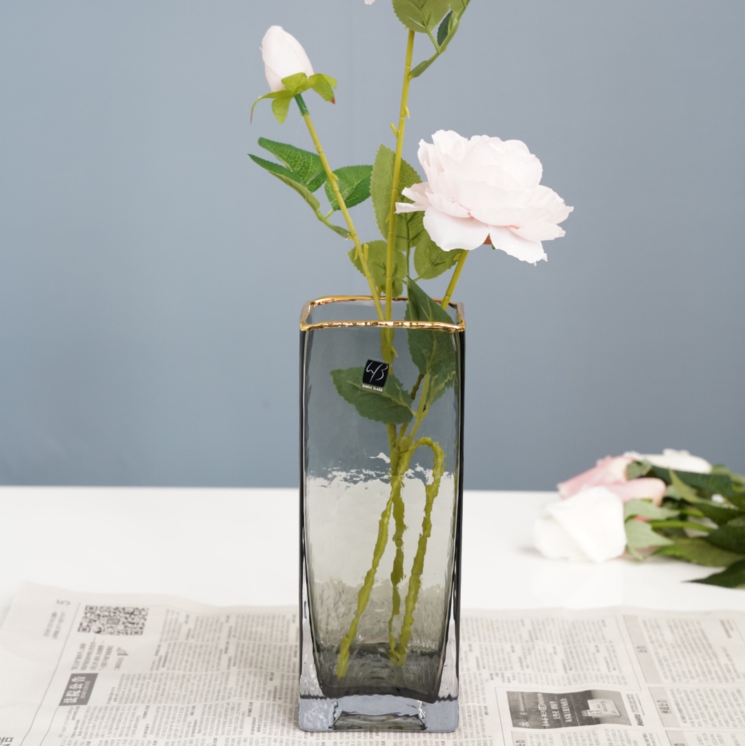 Nordic light luxury cold-patterned hand-painted gold-rimmed transparent glass vases, indoor flower arrangement items in stock for wholesale Application Scenario