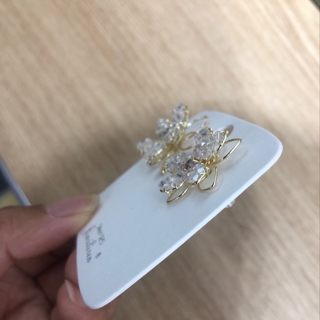 Today, Liren Accessories wholesale offers fashionable and trendy stud earrings, crystal handcrafted accessories Application Scenario