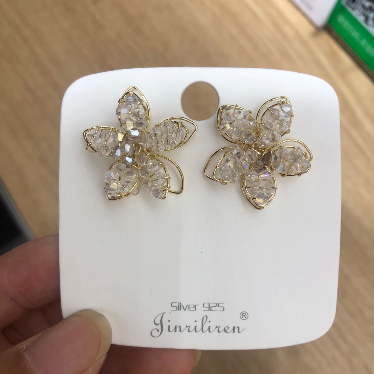Today, Liren Accessories wholesale offers fashionable and trendy stud earrings, crystal handcrafted accessories details Picture
