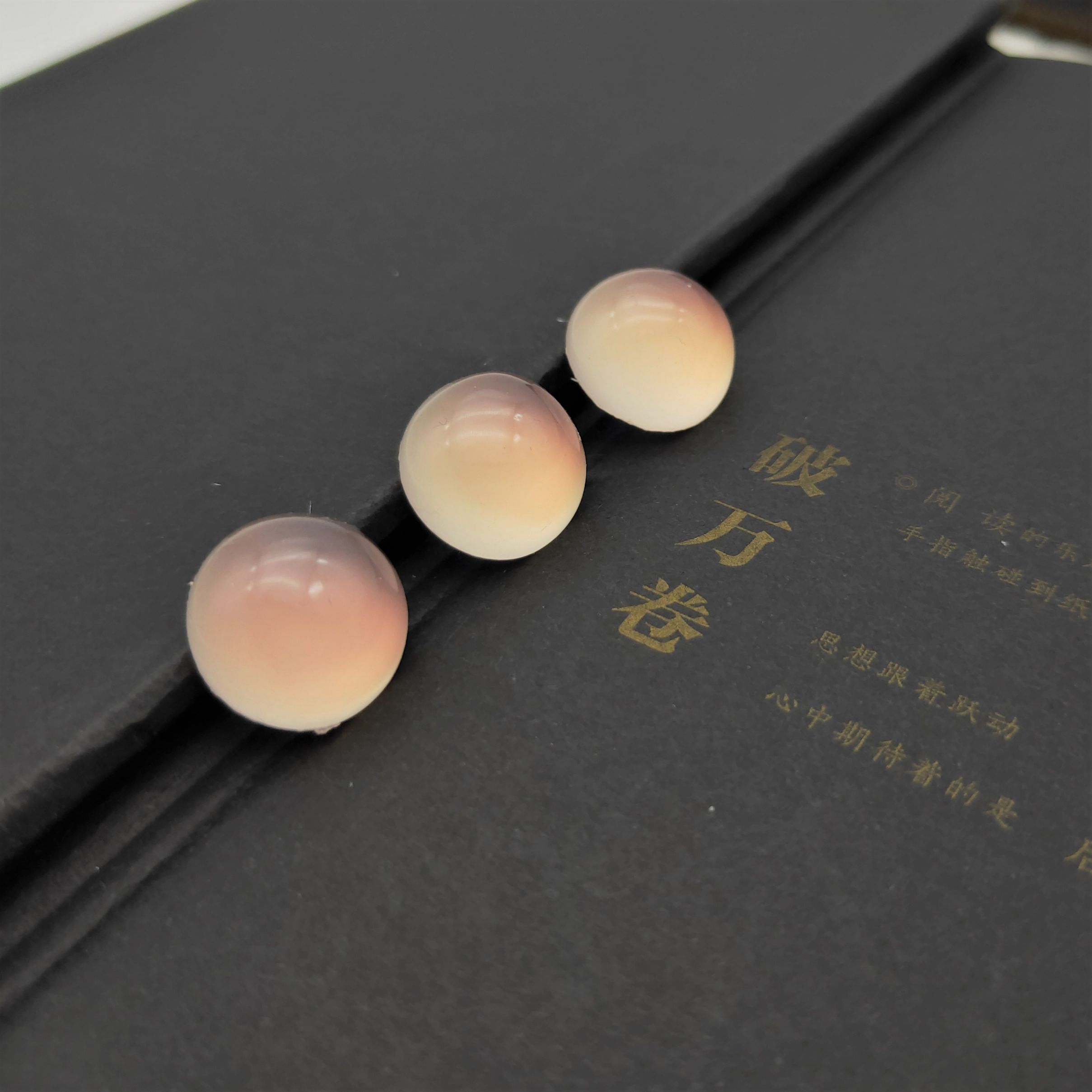 Micro-heating, selling imitation cat's eye resin light-sensitive ring face, flat bottom, smooth surface, round, 16mm, handmade DIY handicraft matching Application Scenario