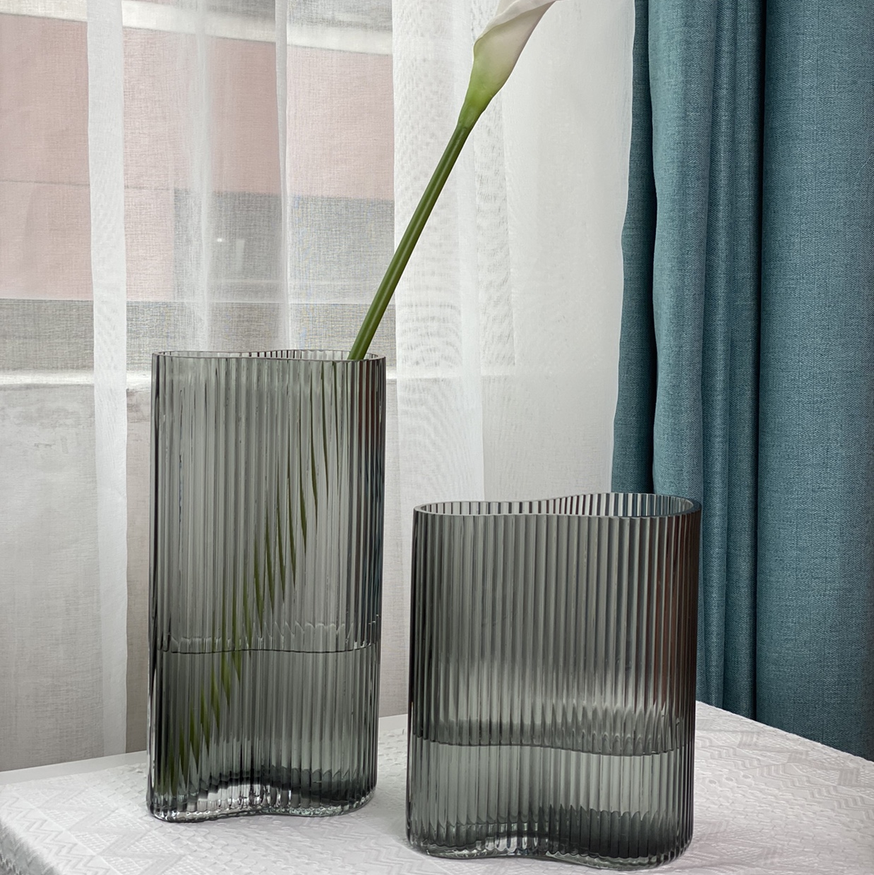 Nordic light luxury vertical striped glass vase, transparent flower arrangement, living room desktop, model room decoration Item Picture