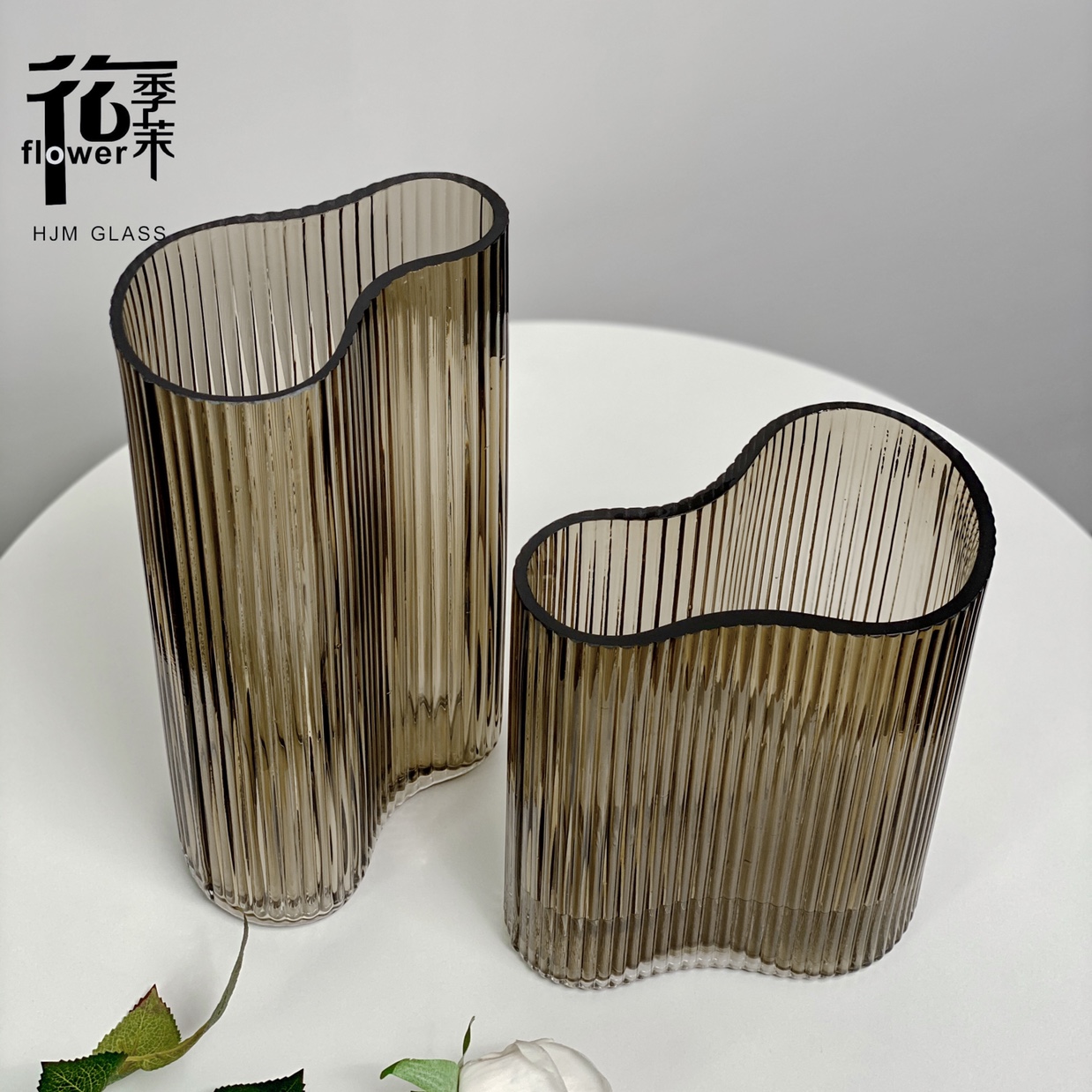 Nordic light luxury vertical striped glass vase, transparent flower arrangement, living room desktop, model room decoration Specification image