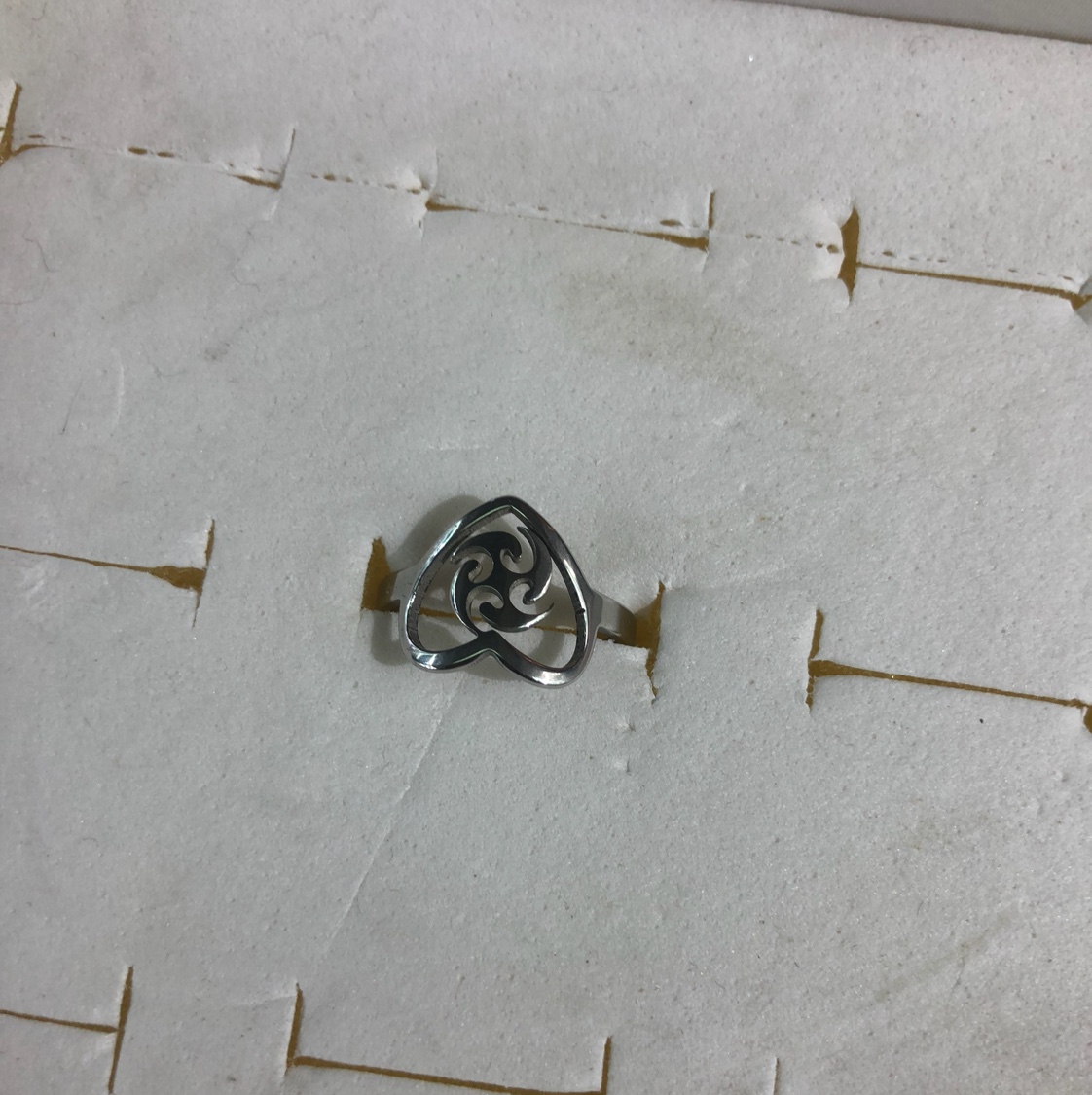 钢色桃心中间带花戒