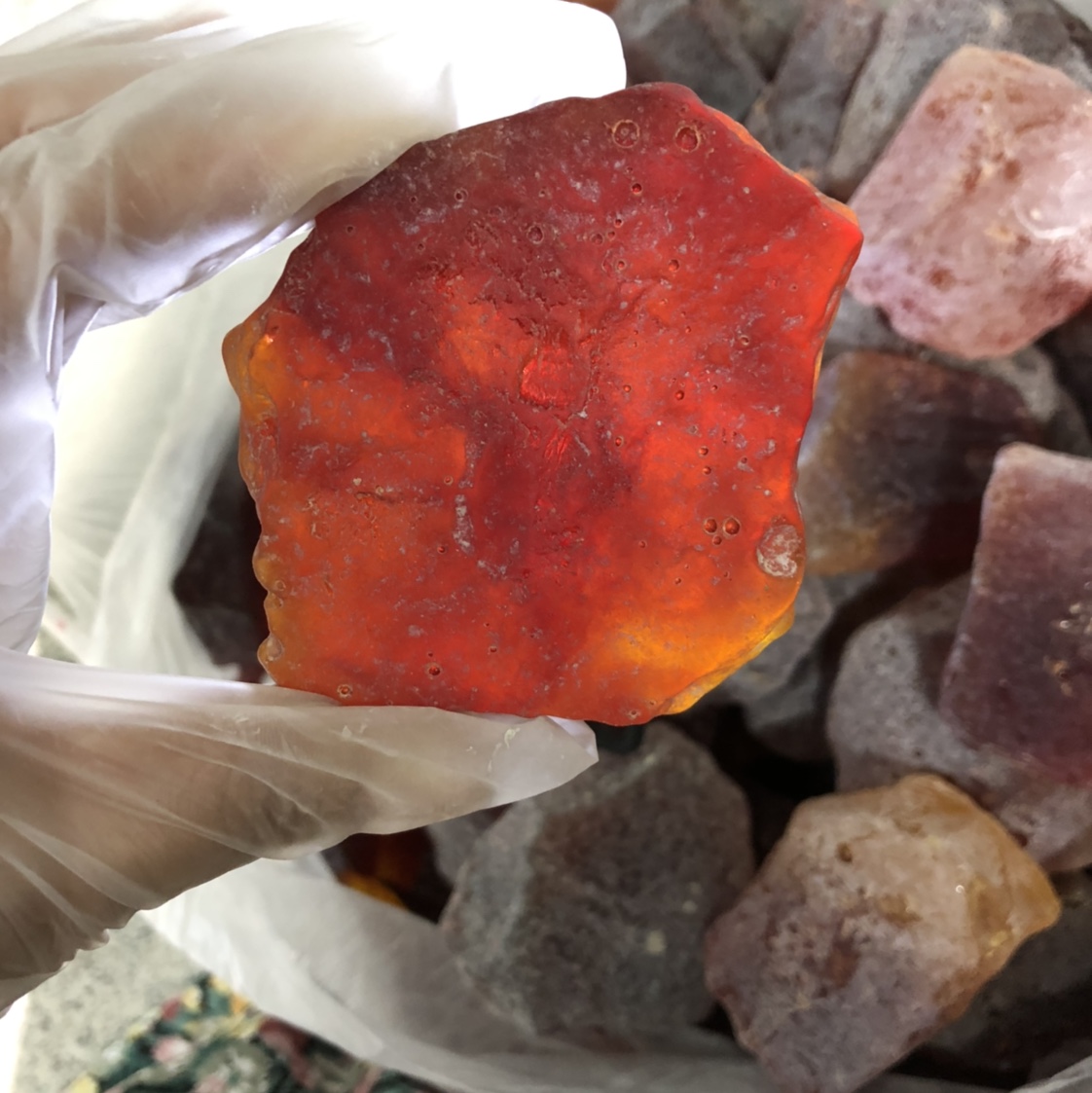 血丝琥珀随形净珀莹光浮盐水松香味0.13一克琥珀原石