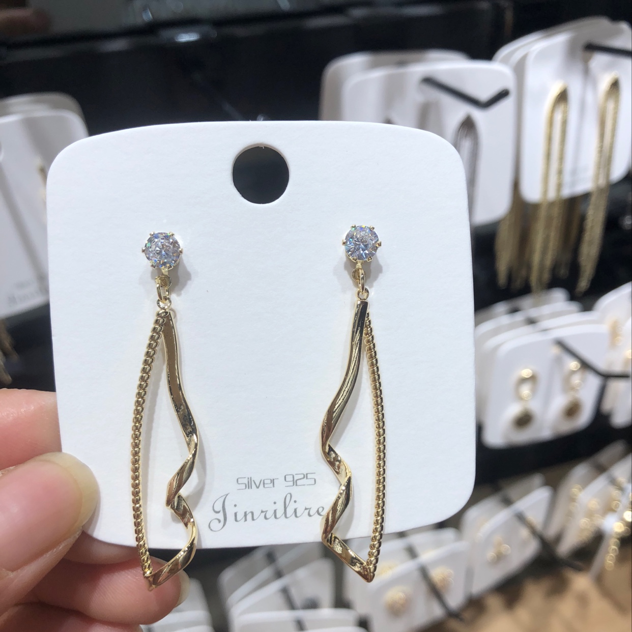 Today's beauty fashion earrings and earrings details Picture